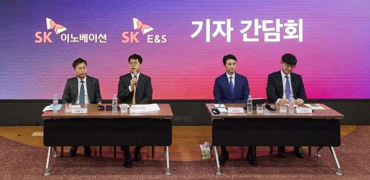 지난달 18일 서울 종로구 SK서린빌딩에서 열린 ‘SK이노베이션-SK E&amp;S 합병’ 기자간담회에 참석한 경영진. 왼쪽부터 강동수 SK이노베이션 전략·재무부문장, 박상규 SK이노베이션 사장, 추형욱 SK E&amp;S 대표, 서건기 SK E&amp;S 재무부문장. SK이노베이션 제공