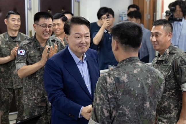 여름휴가 중인 윤석열 대통령이 9일 계룡대 전투통제실을 찾아 장병들을 격려하고 있다. 대통령실 제공