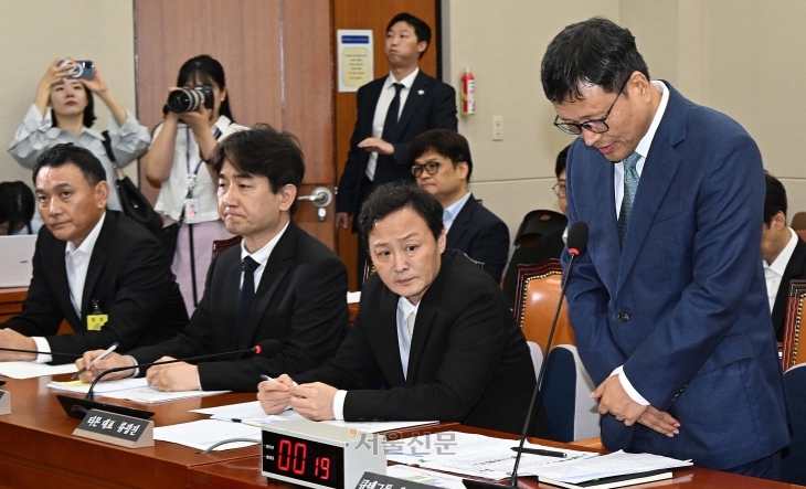 구영배(맨 오른쪽) 큐텐 대표가 지난달 국회에서 열린 ‘티몬·위메프 사태’ 관련 정무위원회 전체 회의에 출석해 고개 숙여 사과하고 있다. 오장환 기자