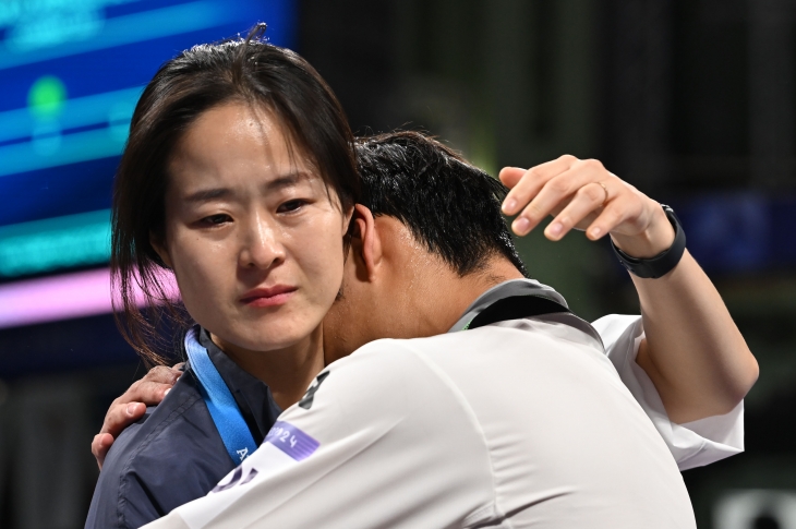 오혜리 태권도 국가대표팀 코치가 10일(한국시간) 프랑스 파리 그랑팔레에서 열린 2024파리올림픽 태권도 남자 80kg급 동메달 결정전에서 덴마크 에디 흐르니치에게 패배한 서건우를 위로하고 있다. 파리올림픽사진공동취재단