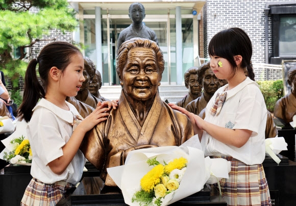 10일 오전 경기 광주시 퇴촌면 나눔의집에서 열린 ‘2024년 일본군 위안부 피해자 할머니 기림의 날’ 행사에서 참석한 어린이들이 돌아가신 할머니들 흉상을 바라보고 있다.  연합뉴스