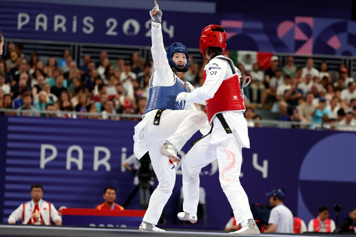 한국 태권도 국가대표 이다빈이 10일(한국시간) 프랑스 파리 그랑팔레에서 열린 2024 파리올림픽 태권도 여자 67㎏초과급 8강에서 중국의 저우쩌치를 상대로 공격하고 있다. 파리올림픽사진공동취재단