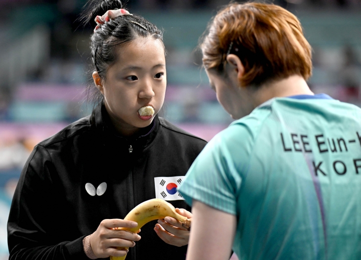 한국 탁구 국가대표 신유빈이 10일(한국시간) 프랑스 사우스 파리 아레나에서 열린 2024 파리올림픽 탁구 여자 단체전 독일과의 동메달 결정전에서 바나나를 먹으며 이은혜를 독려하고 있다. 파리올림픽사진공동취재단