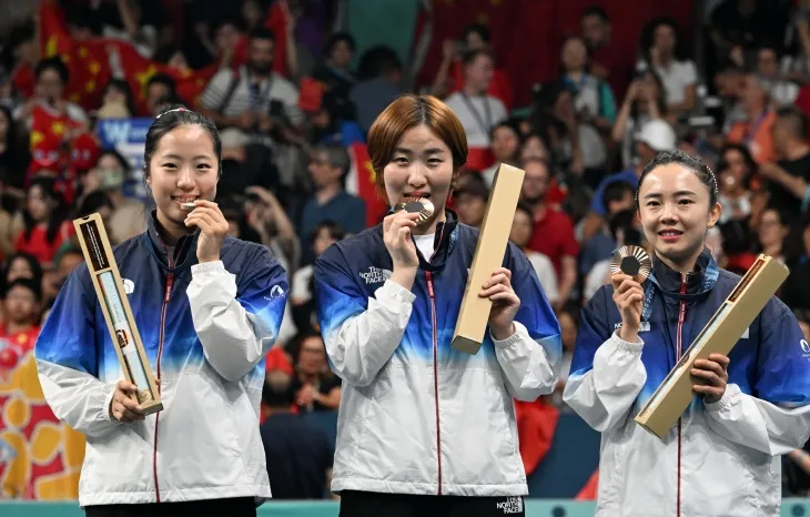 한국 탁구 국가대표 신유빈(왼쪽부터), 이은혜, 전지희가 10일(한국시간) 프랑스 파리 사우스 파리 아레나에서 열린 2024 파리올림픽 여자 단체전에서 동메달을 딴 뒤 시상대에서 메달을 깨물고 있다. 파리올림픽사진공동취재단