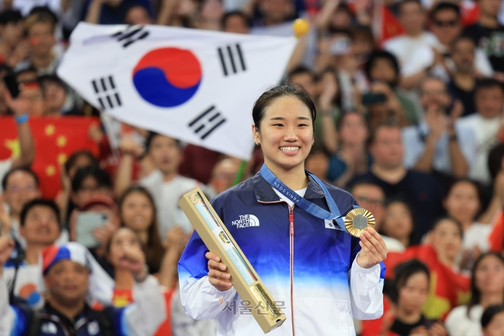 안세영이 5일(한국시간) 프랑스 파리 포르트드라샤펠 아레나에서 열린 2024 파리올림픽 배드민턴 여자 단식 결승전에서 허빙자오(중국)를 이긴 뒤 기뻐하고 있다. 안세영은 한국 배드민턴 선수로는 28년 만에 올림픽 단식을 제패하며 ‘팀 코리아’에 11번째 금메달을 안겼다. 파리 박지환 기자