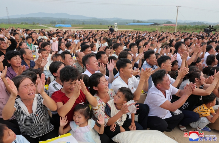 북한 의주군 수해지역 주민들. 2024.8.10 연합뉴스