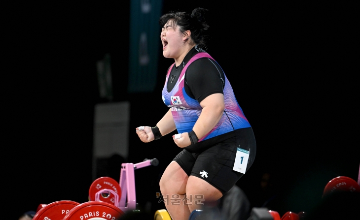 ‘포스트 장미란’ 박혜정이 11일(한국시간) 프랑스 파리의 사우스 파리 아레나에서 끝난 2024 파리올림픽 역도 여자 81㎏ 이상급에서 한국 인상 신기록 131㎏에 성공한 뒤 포효하고 있다. 박혜정은 인상 131㎏, 용상 168㎏, 합계 299㎏을 들어 올리며 은메달을 목에 걸었다.  파리 박지환 기자