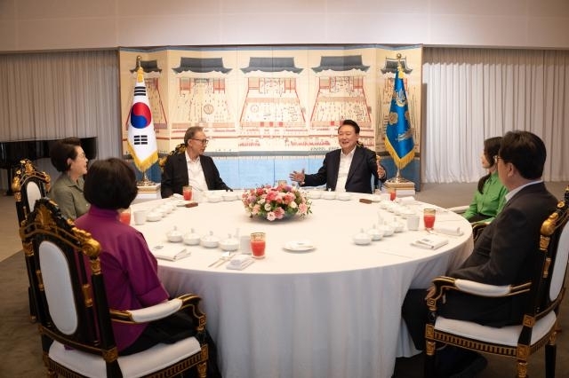 윤석열 대통령과 김건희 여사가 12일 오후 서울 한남동 대통령 관저에서 이명박 전 대통령과 김윤옥 여사, 정진석 대통령 비서실장 부부와 만찬 자리를 갖고 있다. 연합뉴스