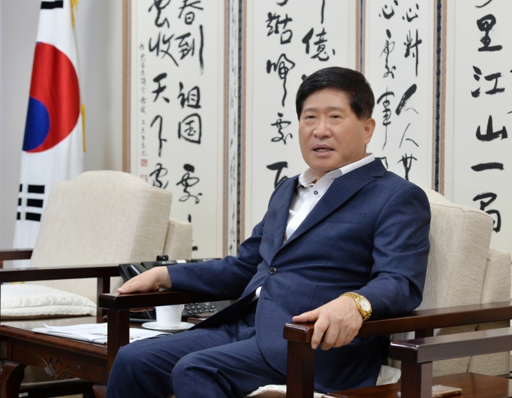 홍성현 충남도의회 의장이 12일 의장실에서 서울신문과 인터뷰하고 있다. 홍 의장은 “도민 기대에 부응하고 신뢰받는 의회를 만들겠다”고 강조했다. 충남도의회 제공