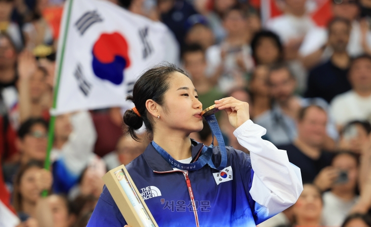 5일(현지시간) 파리 라 샤펠 아레나에서 열린 2024 파리올림픽 배드민턴 여자 단식 결승전에서 금메달을 획득한 안세영이 시상식에서 메달에 키스하고 있다. 2024.8.5 파리 박지환 기자