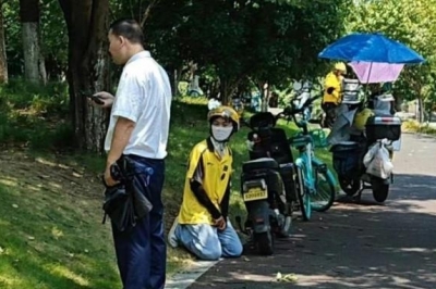 대학생 배달원 무릎 꿇린 경비원에 中 ‘분노’…동료들 항의 시위까지