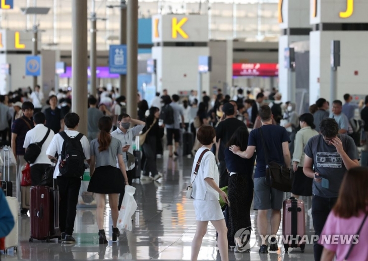 여름 휴가철을 맞은 지난달 27일 오후 인천국제공항 제1여객터미널 출국장이 이용객으로 붐비고 있다. 연합뉴스