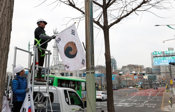 서울 은평구 관계자가 제79주년 광복절을 맞아 간선도로변에 ‘진관사 태극기’를 게양하고 있다. 은평구 제공