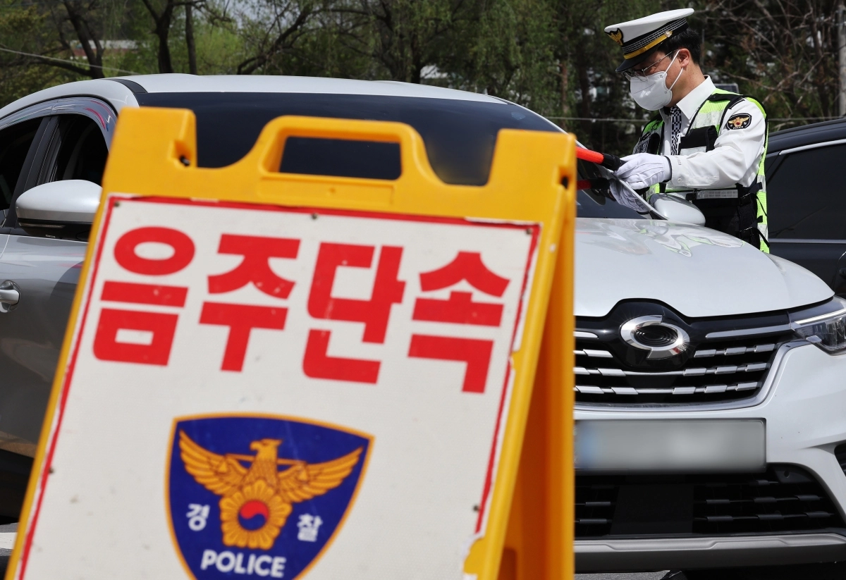 수원중부경찰서 경찰관들이 행락철 음주단속을 하고 있다. 기사와 직접 관련 없음. 2024.4.17 연합뉴스