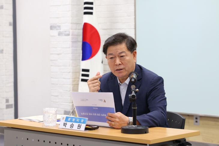 박승원 시장이 지난 12일 시청 중회의실에서 2025년도 재정운용 방향을 논의하기 위한 2024년도 제2차 재정전략회의를 주재하고 있다.  광명시 제공