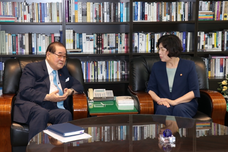 강정애(오른쪽) 국가보훈부 장관이 13일 서울 여의도 광복회관에서 이종찬 광복회장과 면담하고 있다. 2024.8.13 연합뉴스