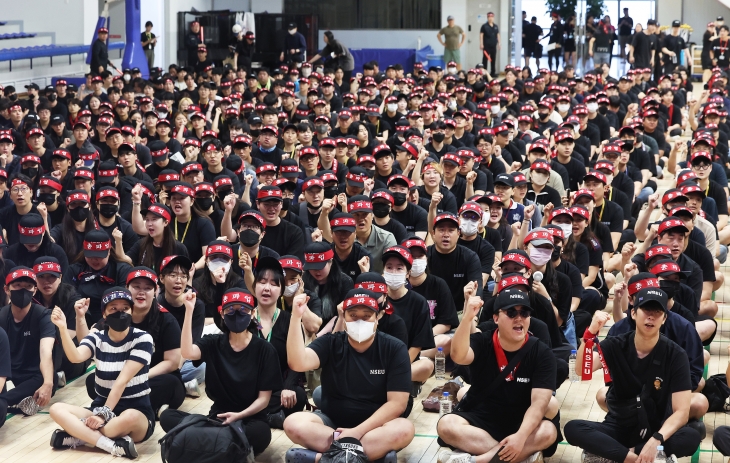 지난달 22일 경기 용인 삼성전자 기흥캠퍼스 세미콘 스포렉스에서 전국삼성전자노동조합 조합원들이 총파업 승리 궐기대회를 하고 있다. 2024.7.22 연합뉴스