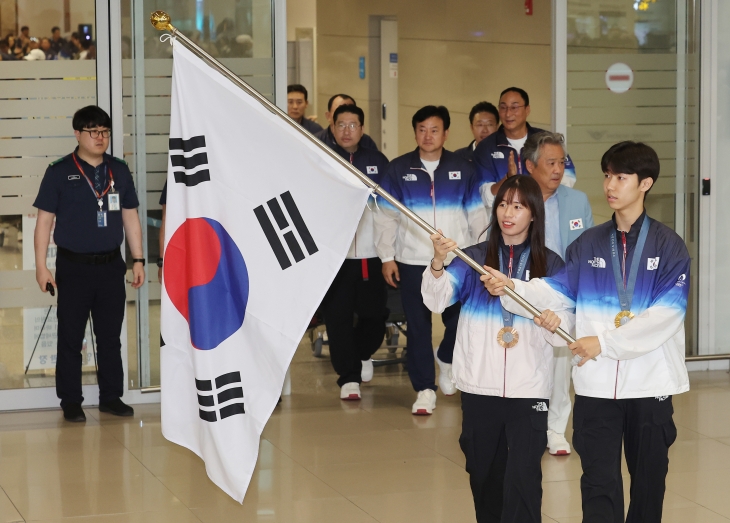 태권도 박태준과 복싱 임애지 등 파리올림픽 선수단이 13일 오후 인천국제공항 제2여객터미널을 통해 귀국하고 있다. 연합뉴스