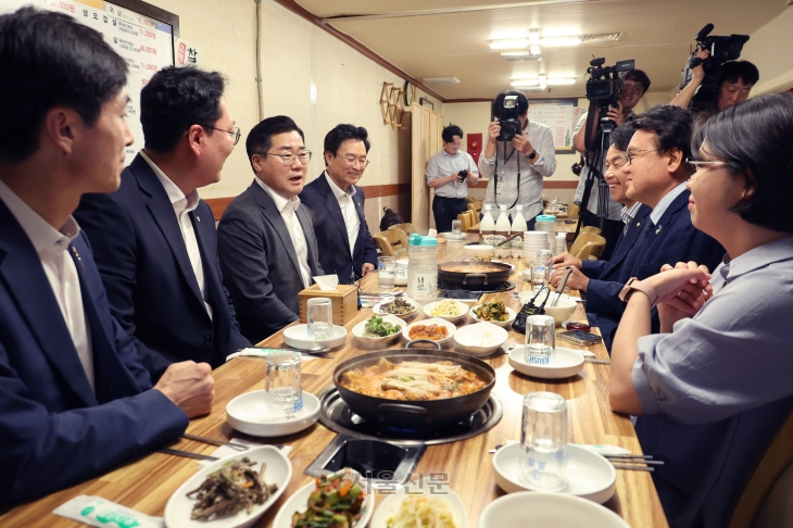 야 6당 원내대표들이 13일 오후 서울 여의도 인근 식당에서 만찬 회동을 하고 있다. 왼쪽 부터  시계방향으로 사회민주당 한창민·개혁신당 천하람·더불어민주당 박찬대 원내대표, 정진욱 민주당 원내대표 비서실장, 진보당 윤종오·조국혁신당 황운하·기본소득당 용혜인 원내대표.  안주영 전문기자