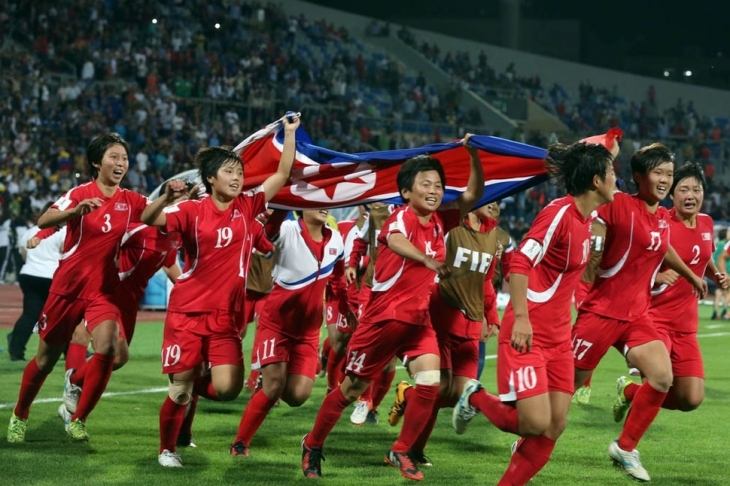 북한 U-17 여자축구 대표팀이 요르단 월드컵에서 우승한 뒤 기뻐하는 모습. EPA=연합뉴스