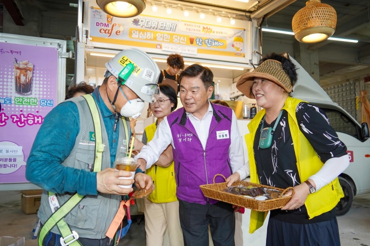 이필형(가운데) 서울 동대문구청장이 지난 13일 ‘바로봉사단’과 함께 장안동 현장노동자를 격려하고 있다. 동대문구 제공