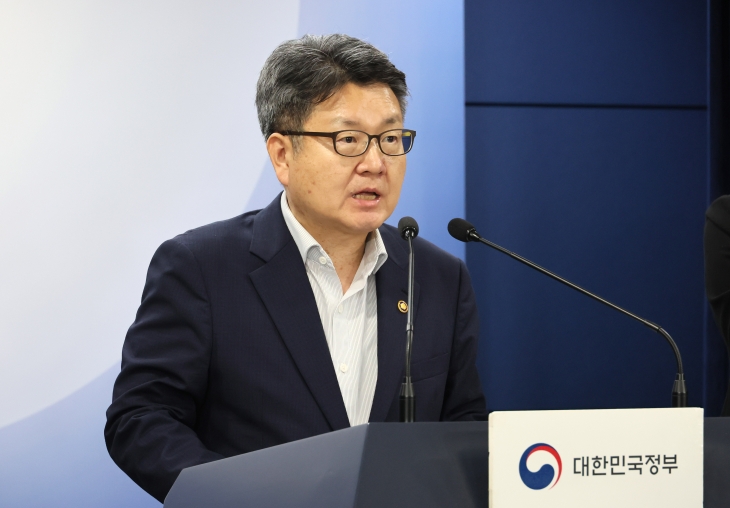 오석환 교육부 차관이 14일 서울 종로구 정부서울청사에서 2학기 늘봄학교 운영 준비 상황과 관련해 브리핑하고 있다. 연합뉴스