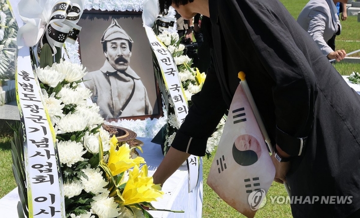 14일 대전현충원에서 열린 홍범도 장군 귀환 3주년 기념식에 참석한 시민들이 묘역에 헌화하고 있다.