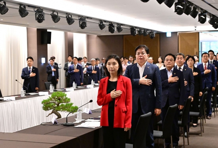 지난 13일 17개 시도 광역의회 의장들이 한자리에서 만나는 대한민국시도의회의장협의회 정기회에 참석한 최호정 의장(오른쪽 첫 번째)