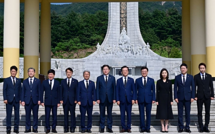 14일 오전 대전 현충원을 참배한 최호정 의장(오른쪽에서 세 번째)