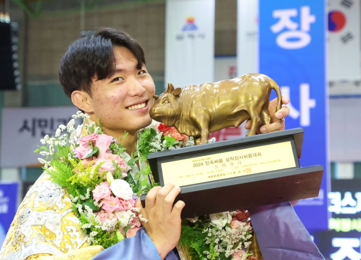 이동혁이 14일 삼척씨름대회 소백장사 결정전에서 우승한 뒤 황소 트로피를 들고 웃고 있다.  대한씨름협회 제공