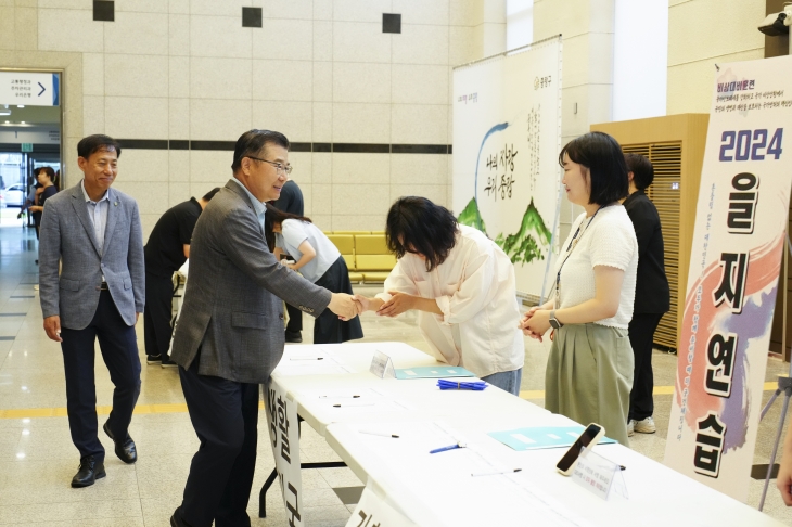 류경기(왼쪽) 서울 중랑구청장이 14일 을지연습 공무원 비상소집에 응소하고 직원들과 인사를 나누고 있다. 중랑구 제공