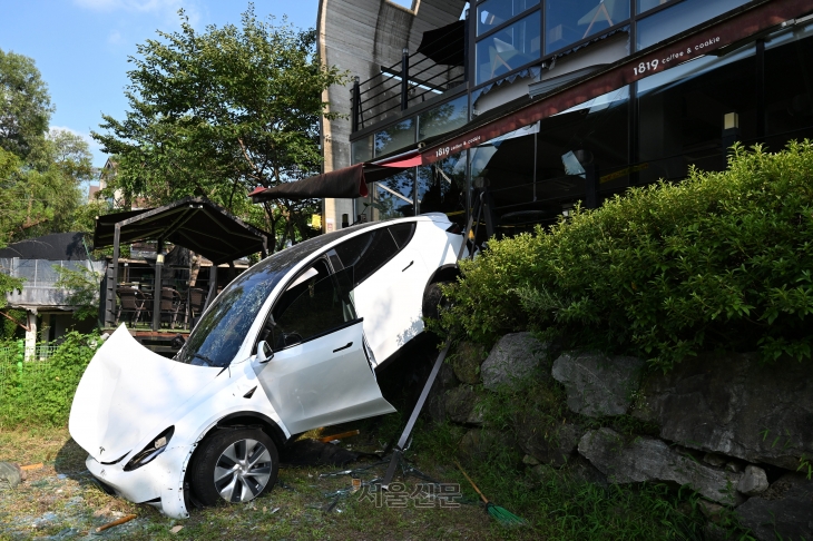 14일 경기 용인시 수지구 고기동 한 카페 건물로 60대가 운전하던 차량이 돌진한 뒤 멈춰 서 있다. 이 사고로 11명이 다쳐 병원 치료를 받고 있다.  홍윤기 기자