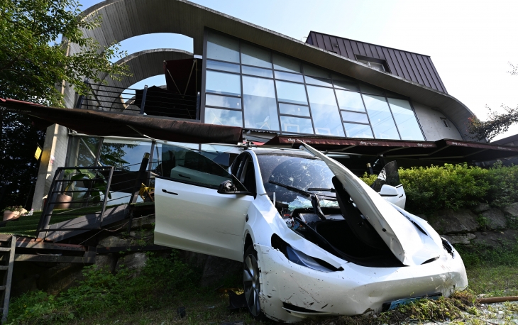 14일 경기 용인시 수지구 고기동 한 카페 건물로 60대가 운전하던 차량이 돌진한 뒤 멈춰 서 있다. 2024.8.14 홍윤기 기자