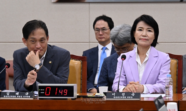 김태규 방송통신위원회 위원장 직무대행과 이진숙 방통위원장이4일  서울 여의도 국회 과학기술정보방송통신위원회에서 열린 방송장악 2차 청문회에 출석해있다. 2024.8.14안주영 전문기자