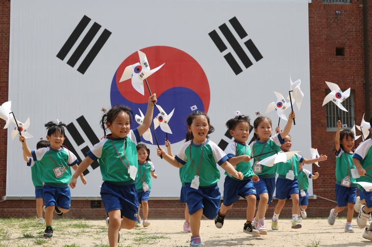 제79주년 광복절을 하루 앞둔 14일 오후 서울 서대문형무소역사관에서 어린이들이 태극기를 배경으로 기념촬영을 하고 있다. 연합뉴스