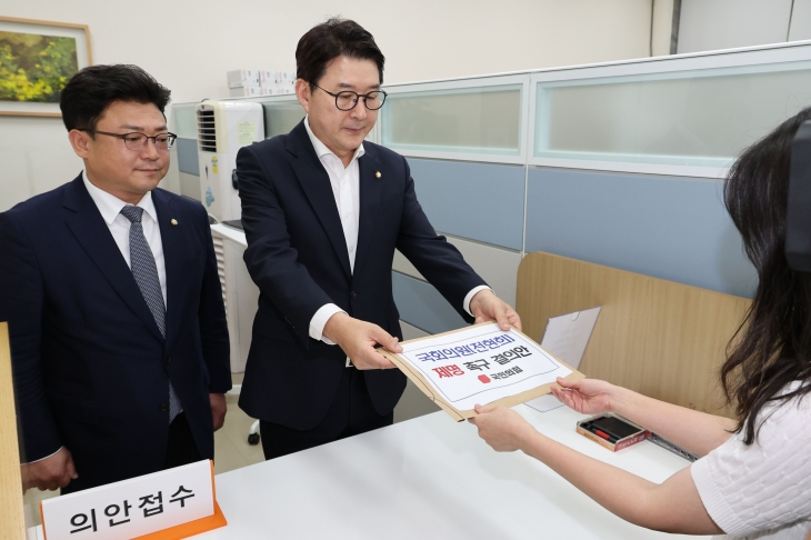 국민의힘 신동욱 원내수석대변인이 14일 국회 법제사법위원회의 ‘검사 탄핵 청문회’에서 김건희 여사를 “살인자”라고 칭한 전현희 더불어민주당 의원에 대해 제명 촉구 결의안을 국회 의안과에 제출하는 모습. 뉴시스