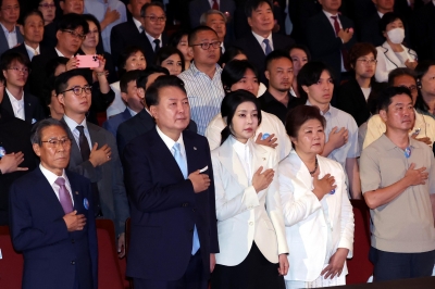 尹대통령 부부, 육영수 여사 묘역 참배 “국민들의 어진 어머니 잊지 않아”