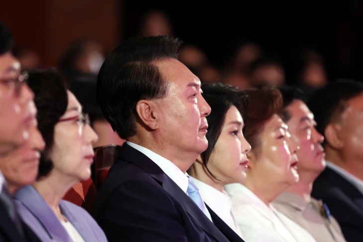 윤석열 대통령과 김건희 여사가 15일 서울 종로구 세종문화회관에서 열린 제79주년 광복절 경축식에서 공연을 감상하고 있다. 2024.8.15 대통령실통신사진기자단