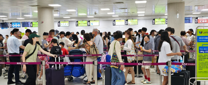 광복절인 15일 제주국제공항 출발장에서 출발 수속을 밟고 있는 여행객들. 제주 강동삼 기자