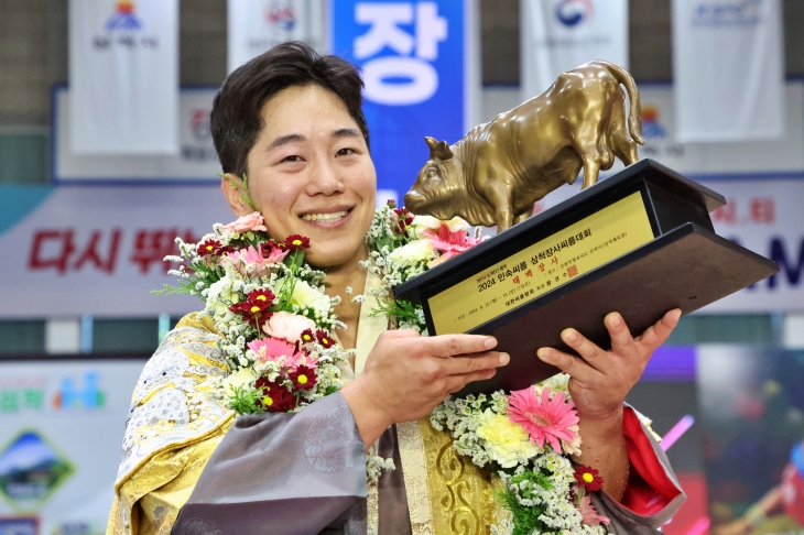 정민궁이 15일 삼척장사씨름대회 태백장사 결정전에서 우승한 뒤 황소트로피를 들고 기뻐하고 있다. 대한씨름협회 제공