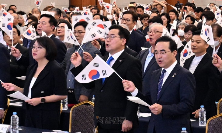 용혜인(앞줄 왼쪽부터) 기본소득당 의원, 박찬대 더불어민주당 대표 직무대행 겸 원내대표, 박홍근 민주당 의원 등 야당 의원들이 서울 용산구 백범김구기념관에서 광복회가 별도로 개최한 기념식에 참석해 광복절 노래를 부르는 모습. 안주영 전문기자