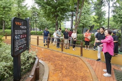 용산 도심 속 황톳길 걸으며 ‘맨발 힐링’[현장 행정]