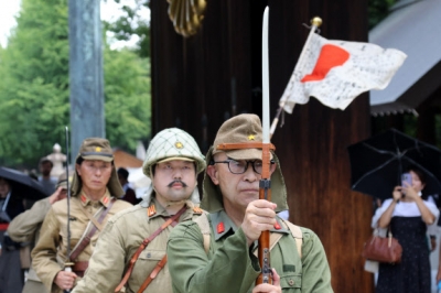 [포토] 군복 입고 야스쿠니신사 앞 행진하는 사람들