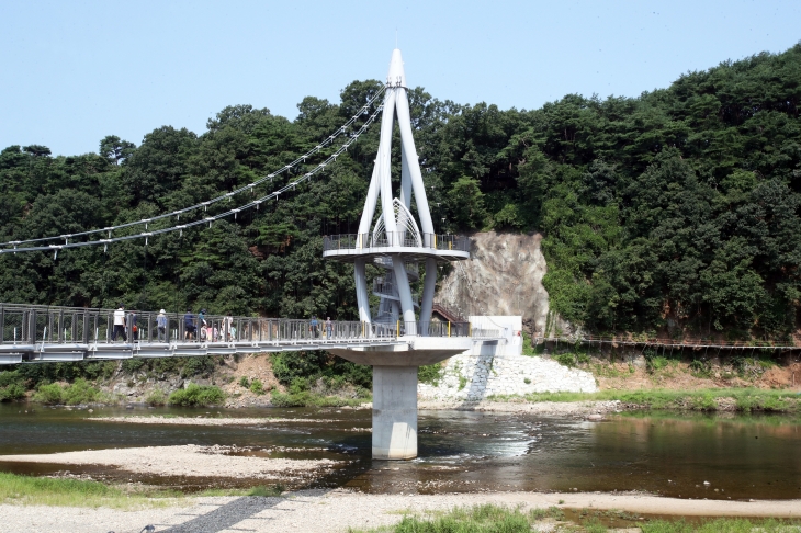 강원 홍천읍 연봉리와 북방면 하화계리를 연결하는 송학정교. 홍천군 제공