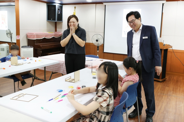 박일하(오른쪽) 서울 동작구청장이 지난 13일 상도2동 주민센터에서 열린 ‘서머 스쿨’ 클래스에서 어린이들과 대화를 나누고 있다. 동작구 제공