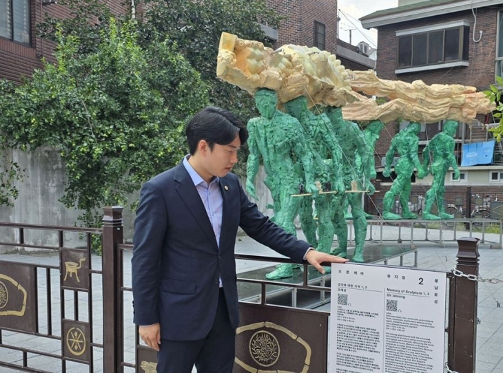 개막전 전시 현장을 점검하고 있는 김규남 의원