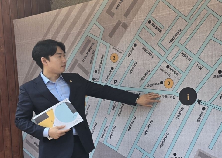 개막전 전시 현장을 점검하고 있는 김규남 의원