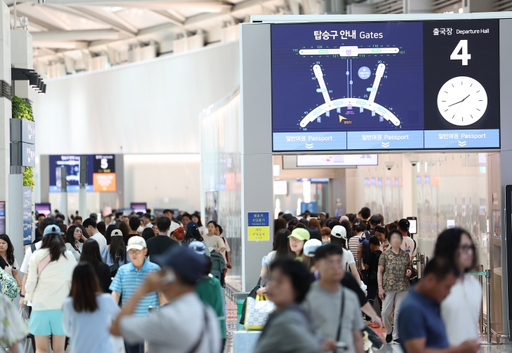 여름 휴가철인 5일 오후 인천 영종도 인천국제공항 1터미널 출국장이 탑승객들로 붐비고 있다. 2024.8.5 연합뉴스