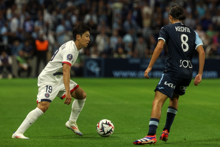 PSG 이강인이 17일 프랑스 리그1 개막전에서 르부아르를 상대하고 있다. EPA 연합뉴스