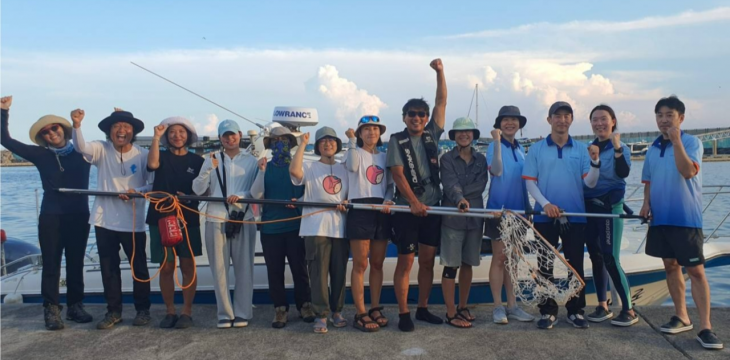 16일 제주돌고래긴급구조단과 해양동물치료기관이 남방큰돌고래 종달이 몸통에 얽혀 있던 낚싯줄 절단에 성공한 이후 기념촬영을 하고 있다. 제주돌고래긴급구조단 제공